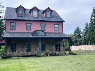 8 Sunnyview Dr, Redding, CT 06896