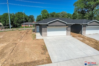 4521 S 57th St, Lincoln, NE 68516