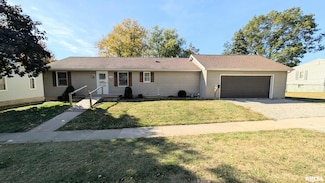 356 S Maple St, Farmington, IL 61531