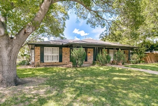 200 Shady Lake Dr, Hurst, TX 76054