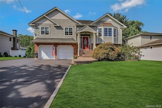 30 W Shore Rd, Oakdale, NY 11769
