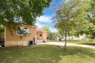810 Lamar St, Luling, TX 78648