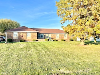 1254 Fox Trail Dr W, New Palestine, IN 46163