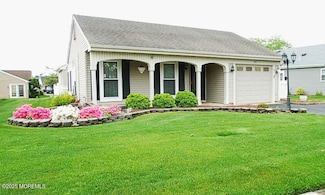 27 Wycombe Way, Lakehurst, NJ 08759