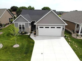 909 Clover Ct, Menasha, WI 54952