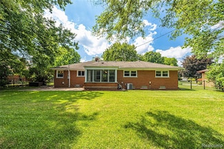 31671 Nixon St, Beverly Hills, MI 48025