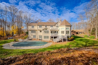 723 Laurie Ln, Orange, CT 06477