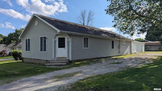105 N Brents Ave, Taylorville, IL 62568