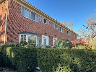 558 Green Bay Rd, Glencoe, IL 60022