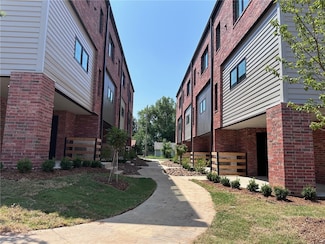 927 SE 10th St, Bentonville, AR 72712
