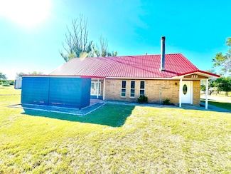 222 E 5th St, Higgins, TX 79046