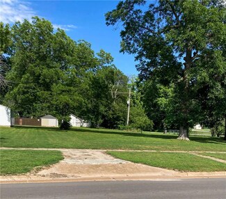 716 Commercial St, Oswego, KS 67356