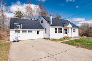 55 Maple St, Farmingdale, ME 04344