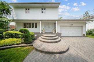 561 Amherst Dr, Woodmere, NY 11598