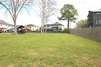 413 Lakeside Dr, Kemah, TX 77565