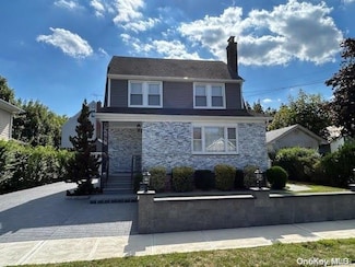 37 Keystone Place, Hewlett, NY 11557