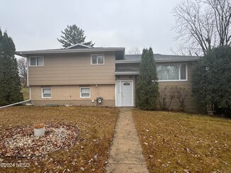 911 Parkway Dr, Clear Lake, SD 57226