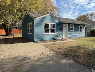 3342 SE Irvingham St, Topeka, KS 66605