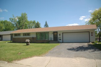 1204 1st St NE, Oelwein, IA 50662