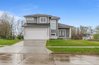 718 Fountain View Dr, Pella, IA 50219