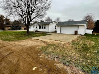 1011 Walton Dr, Jefferson, SD 57038