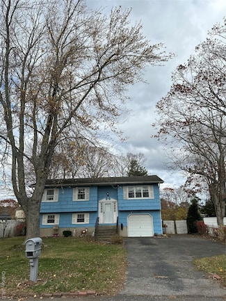 21 Lama Dr, Shirley, NY 11967