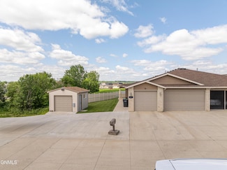2511 Nash Ln, Mandan, ND 58554