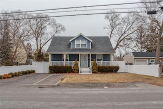 29 Oak St, Islip, NY 11751