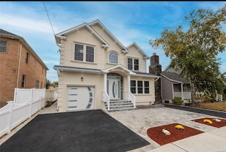 31 Grove St, Hicksville, NY 11801