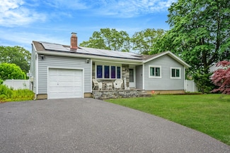 107 Avenue E, Holbrook, NY 11741