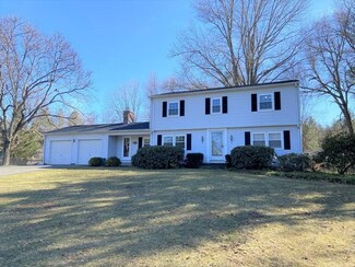 257 Pondview Dr, Amherst, MA 01002