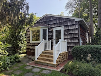 106 Roe Ln, Port Jefferson, NY 11777
