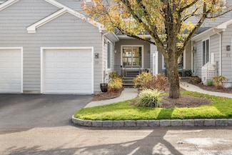 19 Club Ct, Pleasantville, NY 10570