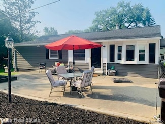 495 W Seymour Lake Rd, Ortonville, MI 48462