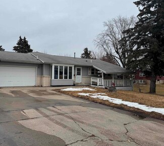 1114 N 10th Ave E, Newton, IA 50208