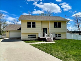 216 Walnut Dr, Martensdale, IA 50160