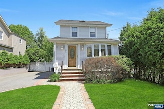 21 Oakdene Ave, Teaneck, NJ 07666