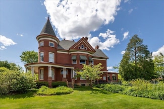 1045 W 3rd St, Dubuque, IA 52001