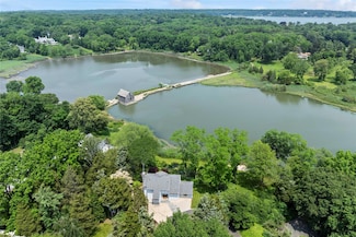 8 Pippin Ln, Huntington, NY 11743