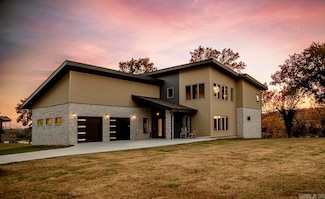 5 Sowbug Cir, Cotter, AR 72626