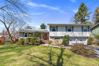 22 Russell Woods Rd, Great Neck, NY 11021