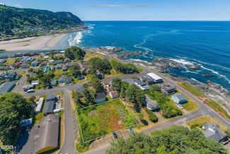 452 4th St, Yachats, OR 97498