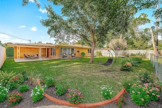 921 Roberts St, El Campo, TX 77437