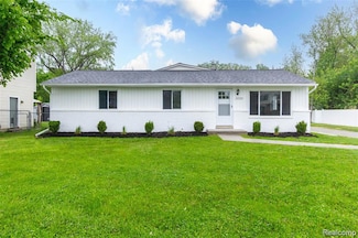 32330 Robeson St, Saint Clair Shores, MI 48082