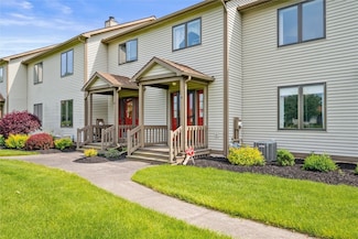 8 Harrier Cir, Rochester, NY 14623