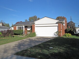 38474 Littlefield Dr, Sterling Heights, MI 48312