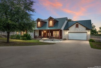 426 W County Road 5719, Devine, TX 78016