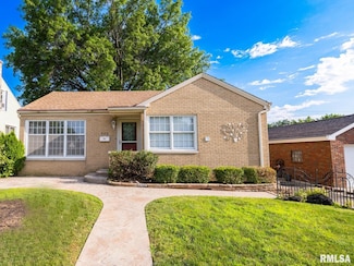 902 Amanda St, Pekin, IL 61554