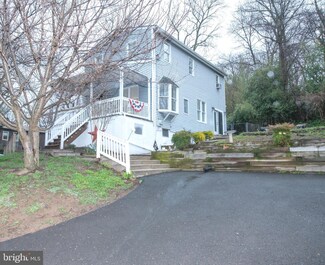 4524 Newportville Rd, Levittown, PA 19056
