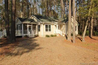 14 Pocahontas Rd, Kilmarnock, VA 22482